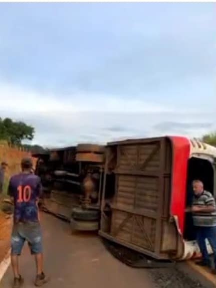 Micro-ônibus com estudantes tomba na GO-174 e deixa dez pessoas feridas próximo à cidade de Diorama