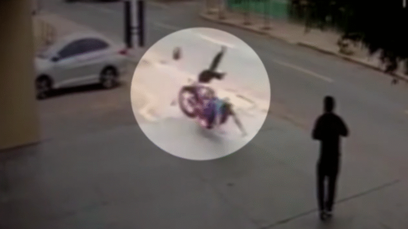 Vídeo mostra moto desgovernada invadir calçada, arremessar idoso e atingir empresário em Goiânia