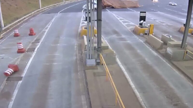 Carreta carregada de milho tomba em pedágio e se arrasta pela pista na BR-060, em Goianápolis; veja vídeo