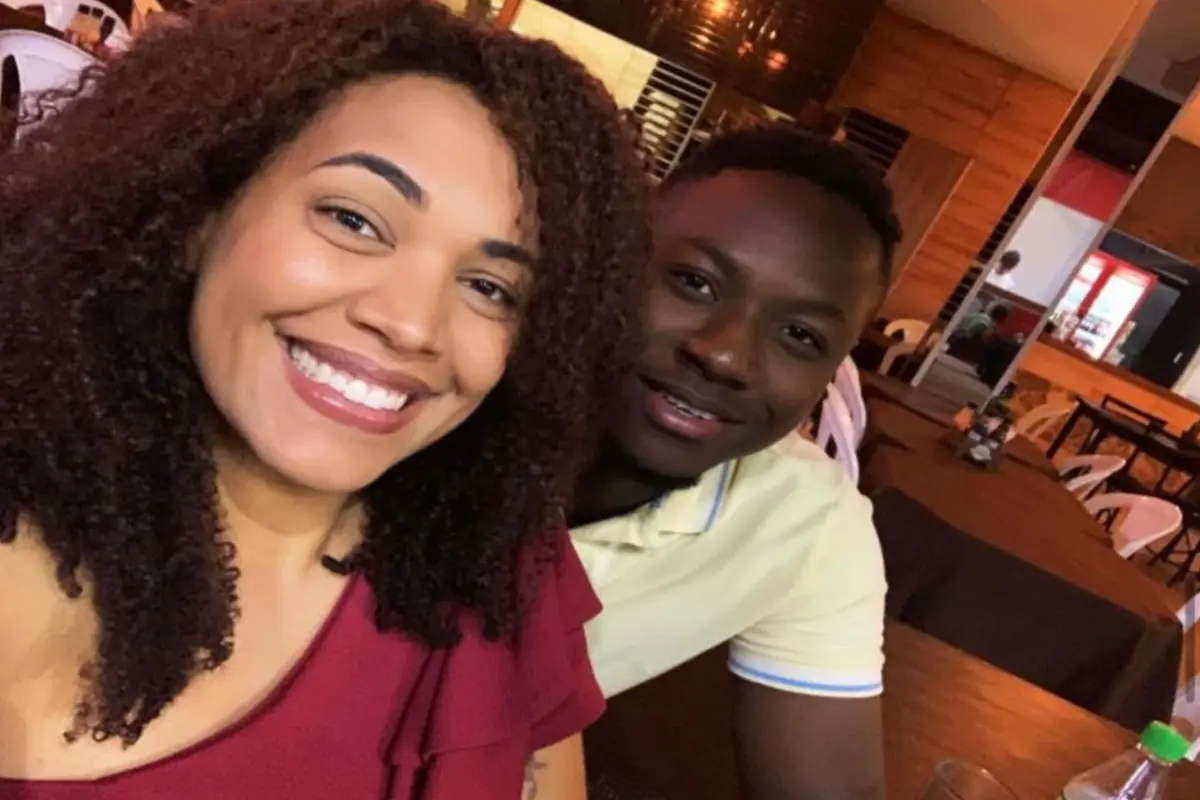 Angolano alvo de bilhete racista marca casamento em Anápolis e segue com planos no Brasil