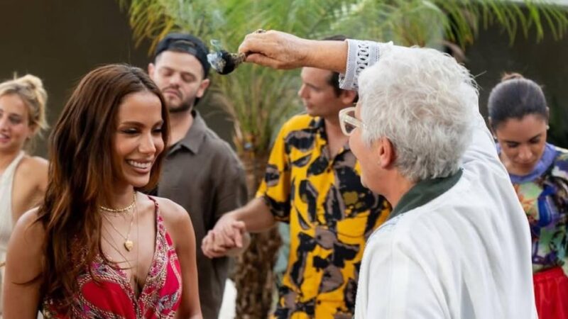 As meditações de Anitta para curar ansiedade com ajuda de xamã