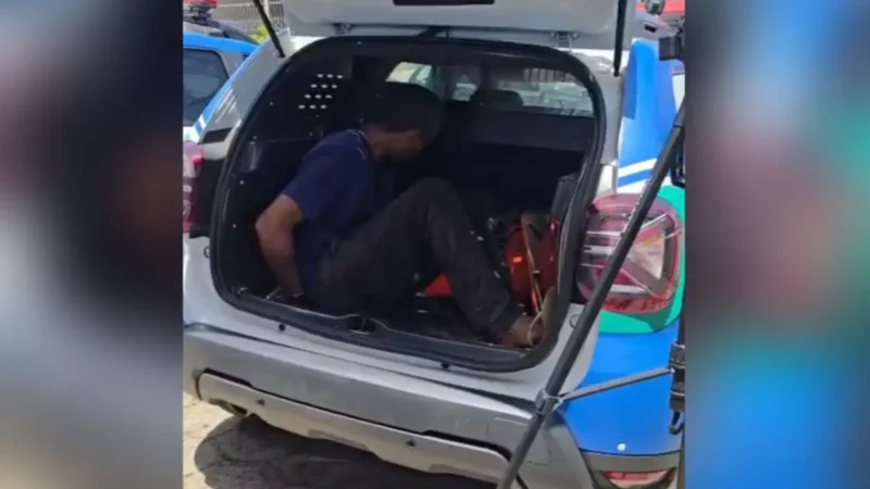 Homem flagrado tocando partes íntimas dentro de ônibus é solto por falta de flagrante em Goiânia