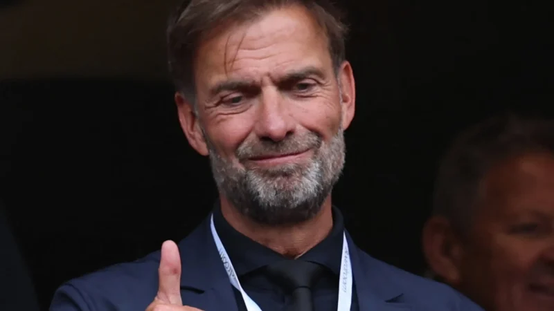 Liverpool cogita Klopp em caso de demissão de Arne Slot; Luis Enrique, do PSG, também está no radar