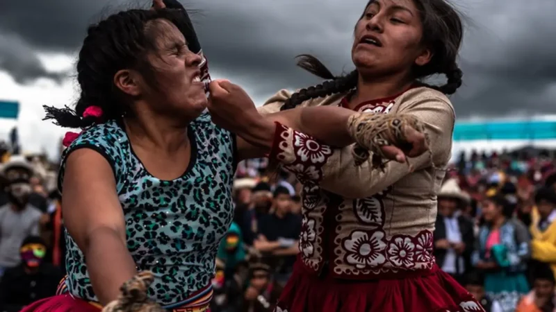 Peruanos trocam socos no Natal para começar o ano em paz