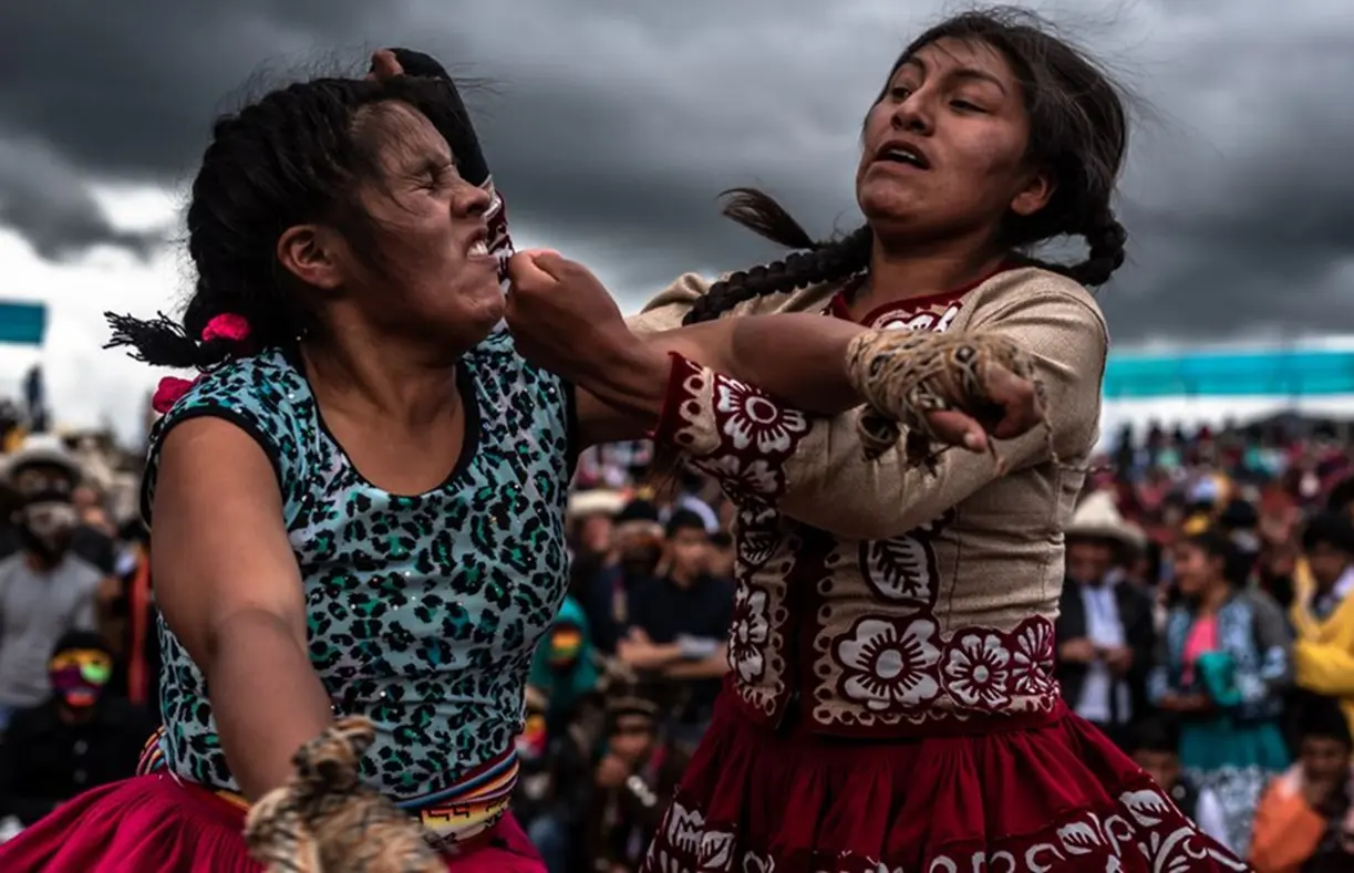 Peruanos trocam socos no Natal para começar o ano em paz