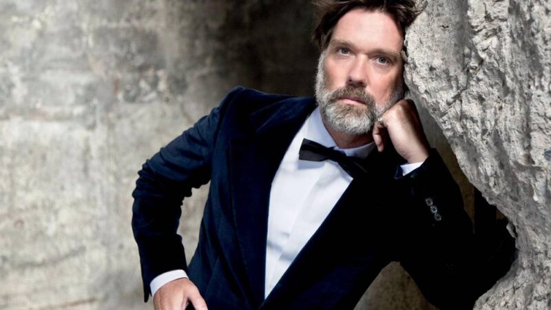 Rufus Wainwright revisita clássicos alemães em três línguas em novo disco