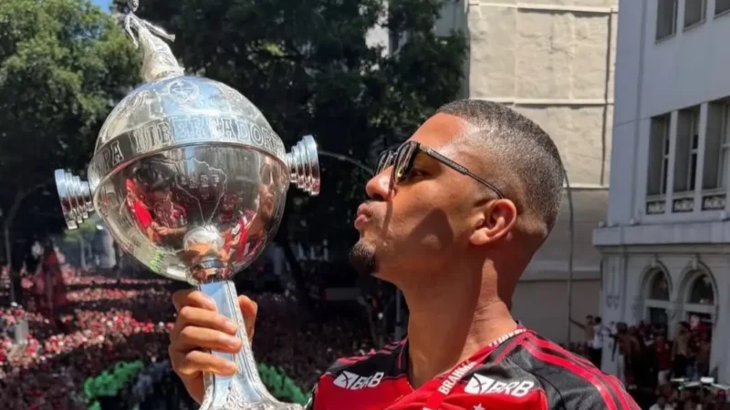 Taça da Libertadores aparece remendada com fita adesiva na festa do título do Flamengo; veja