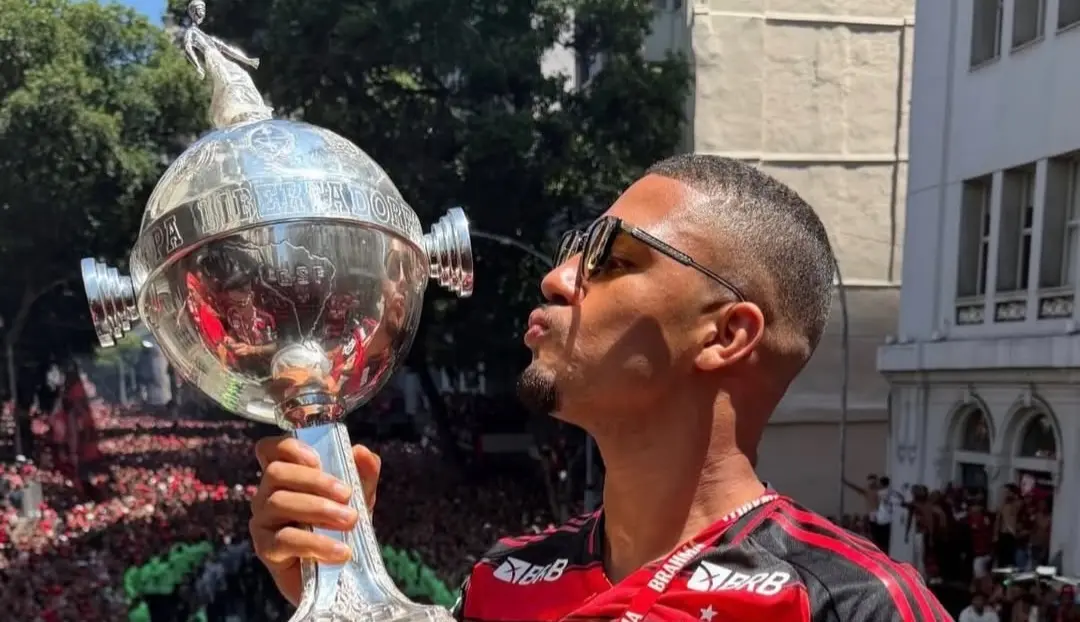 Taça da Libertadores aparece remendada com fita adesiva na festa do título do Flamengo; veja