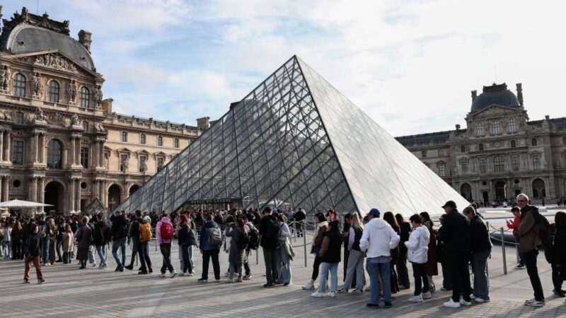 Greve geral obriga Louvre a fechar as portas por tempo indeterminado: ‘Roubo trouxe tudo à tona’