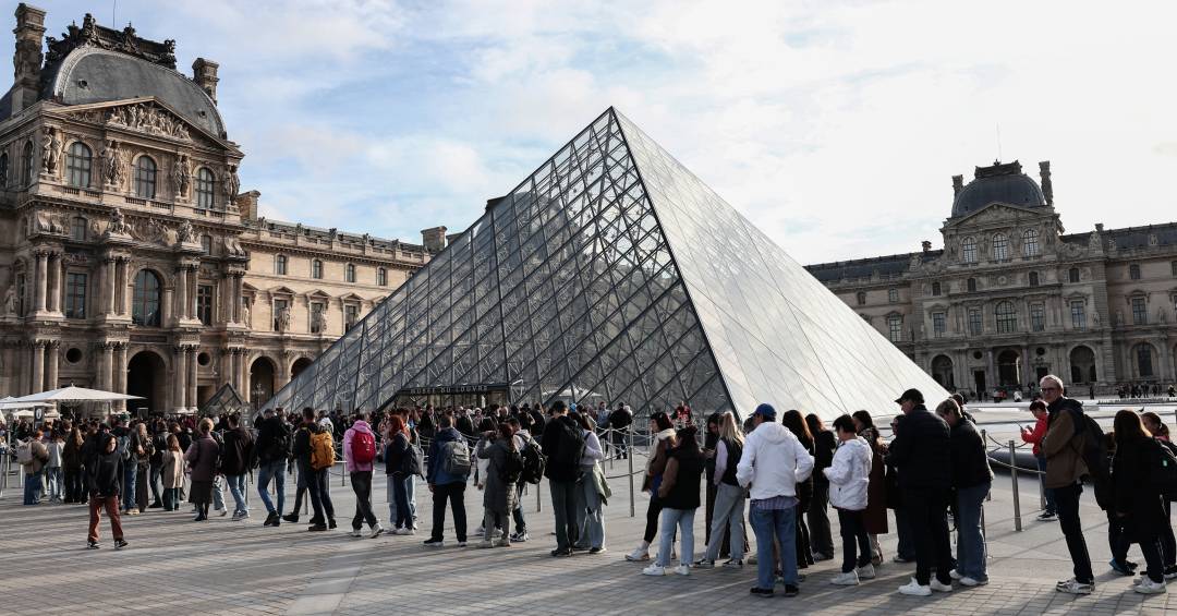 Greve geral obriga Louvre a fechar as portas por tempo indeterminado: ‘Roubo trouxe tudo à tona’