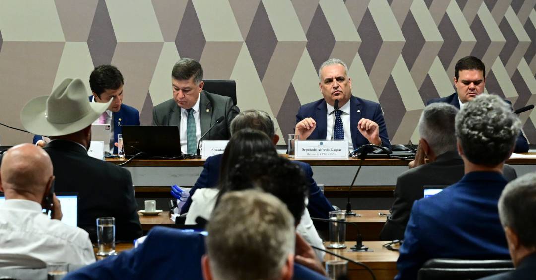 CPMI do INSS livra Messias e Leila Pereira mas convoca Zema e Vorcaro