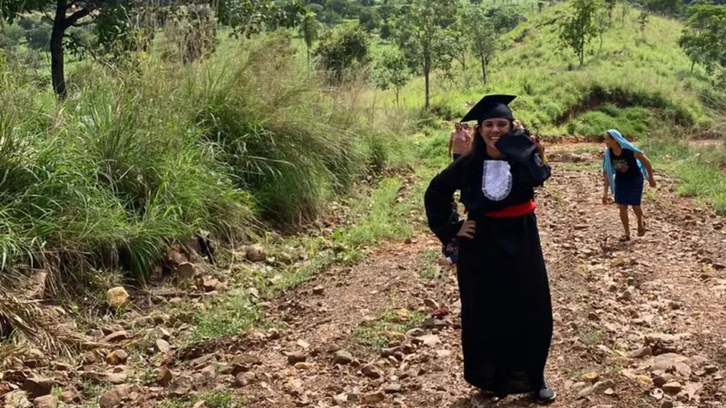 Aluna de Direito em Goiás viaja 35 horas de beca por promessa aos pais no Maranhão após formar