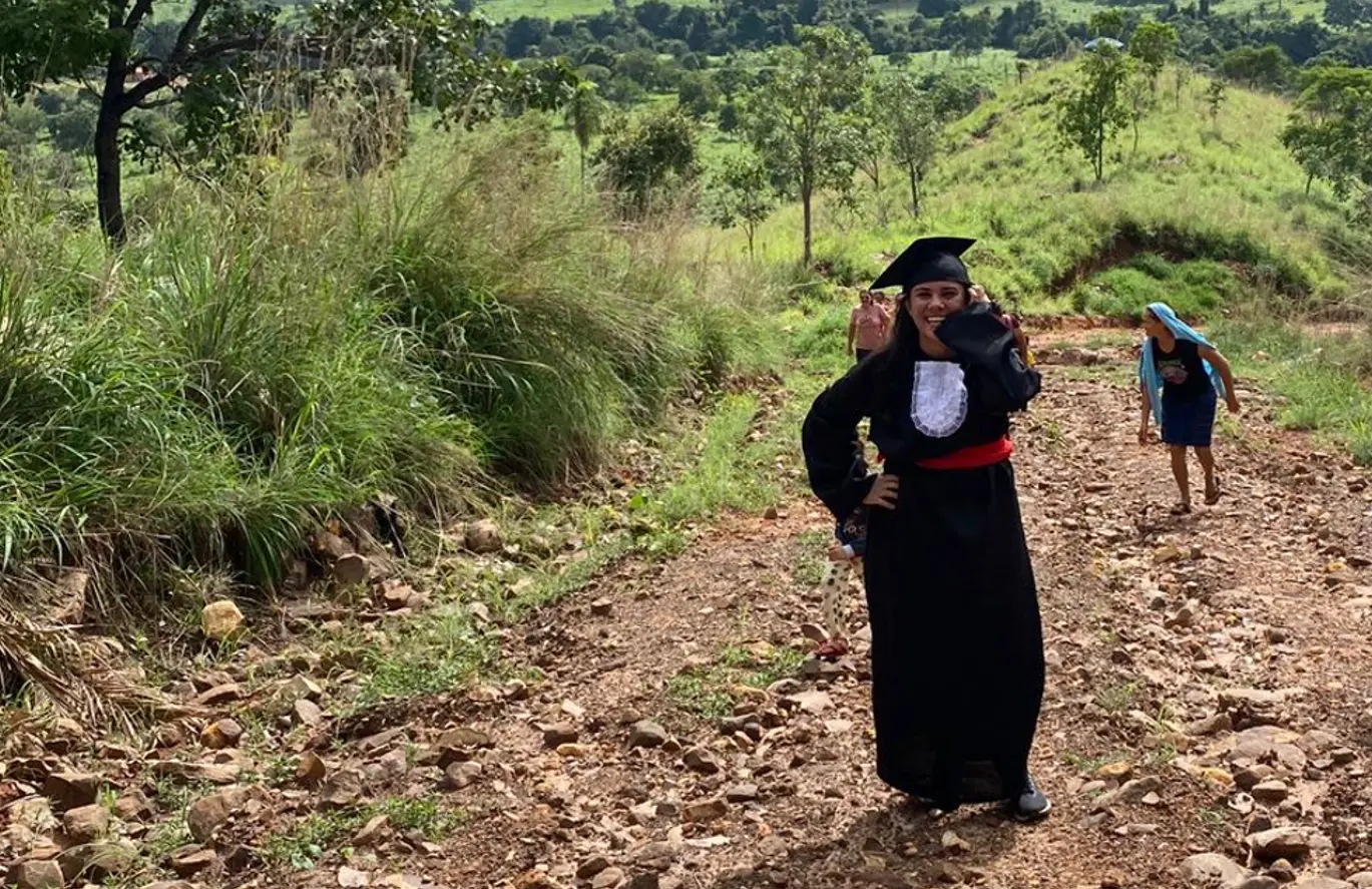 Aluna de Direito em Goiás viaja 35 horas de beca por promessa aos pais no Maranhão após formar