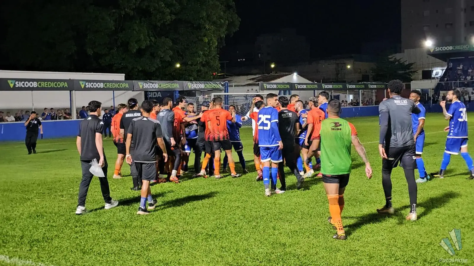 Amistoso entre URT e ABECAT termina em confusão e é encerrado antes do fim