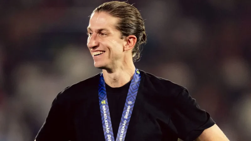 Após renovação, Filipe Luís só fica atrás de Abel Ferreira em salários no Brasil; confira a lista