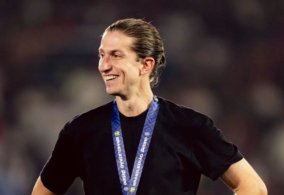 Após renovação, Filipe Luís só fica atrás de Abel Ferreira em salários no Brasil; confira a lista