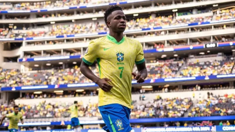 Atacante da Seleção Brasileira publica foto em Goiânia ao lado da família