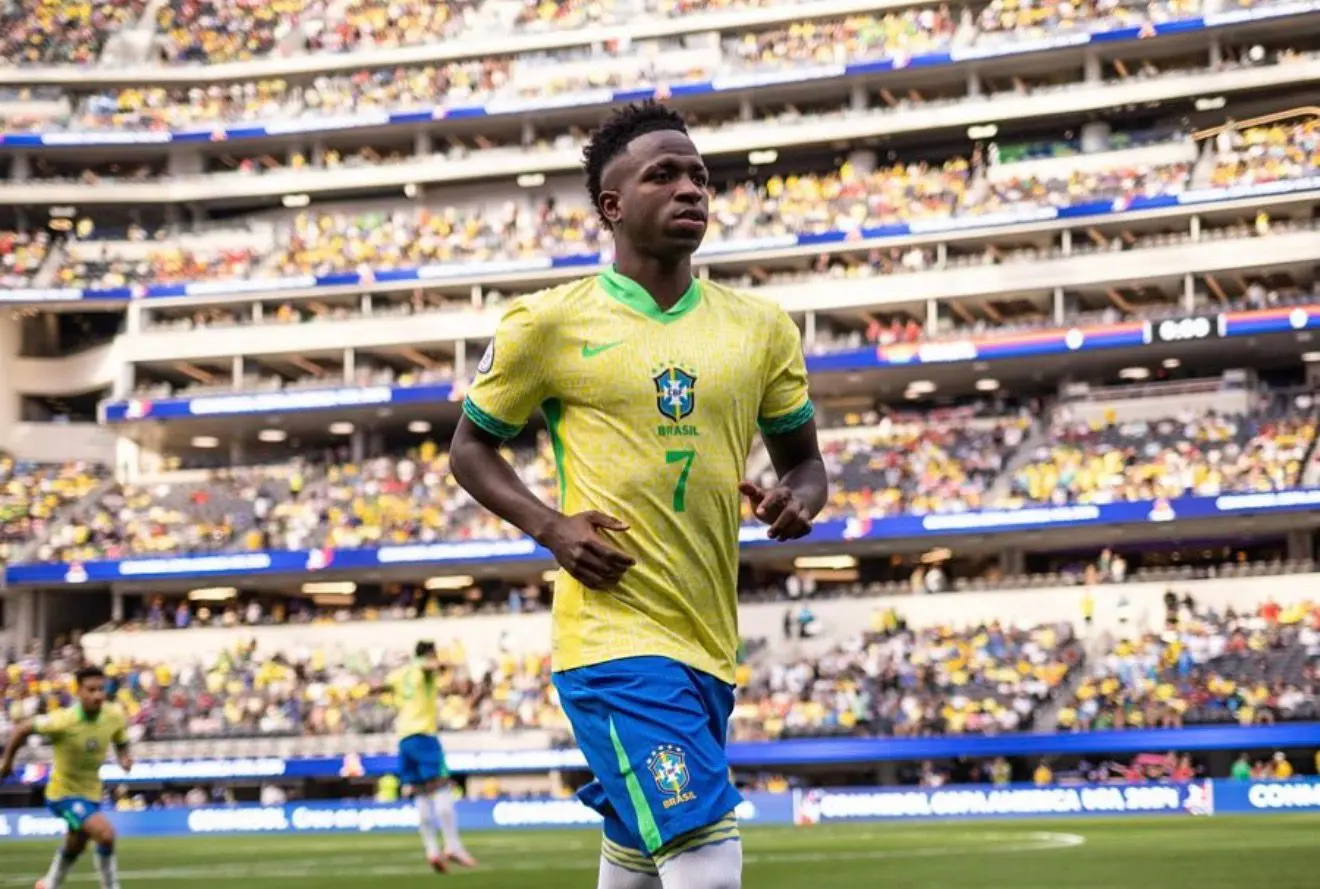 Atacante da Seleção Brasileira publica foto em Goiânia ao lado da família