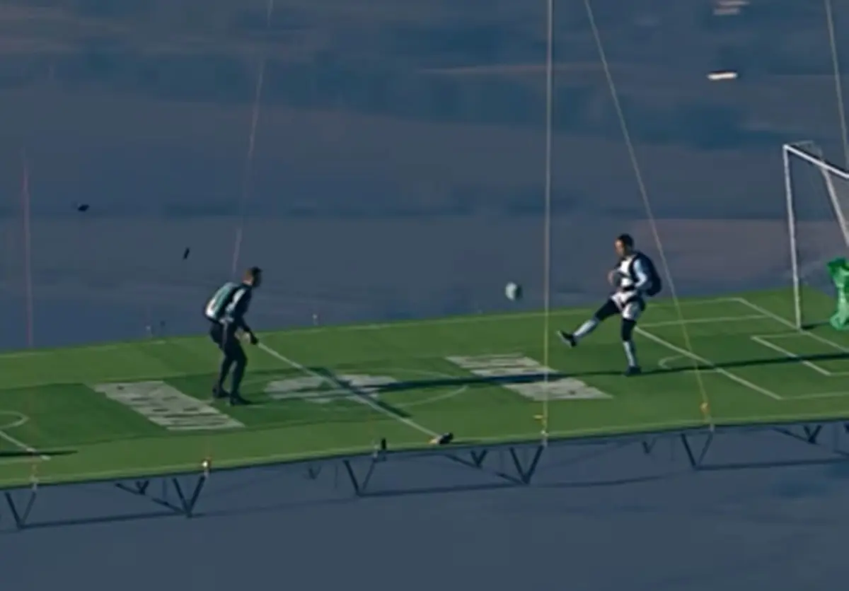 Atleta russo joga futebol a 1.800 metros de altitude em balão de ar quente e bate recorde mundial