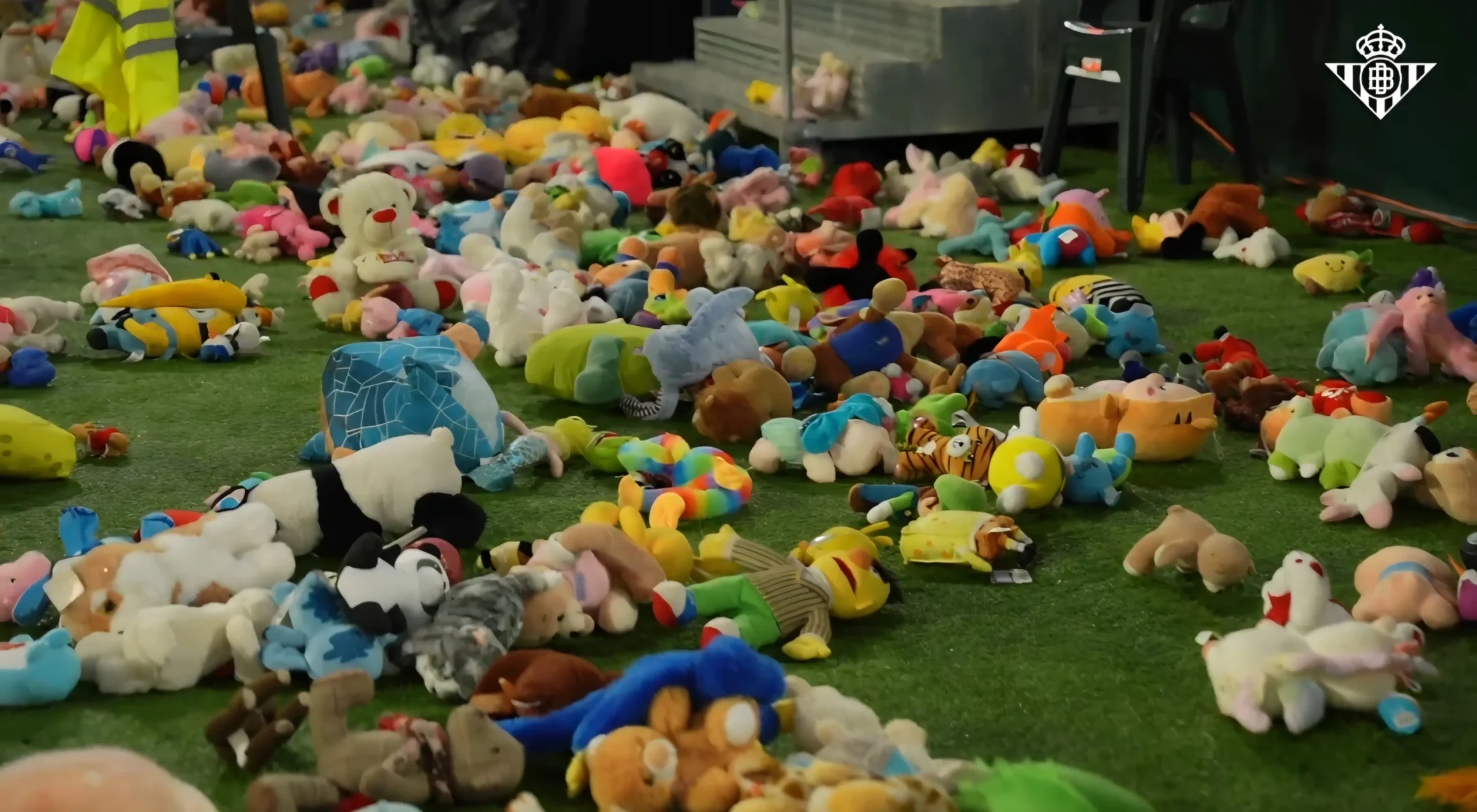 Bétis mantém tradição e promove “chuva” de bichos de pelúcia na Espanha