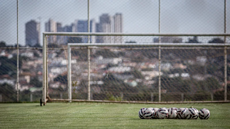 Bola volta a rolar nos bastidores: veja quando Atlético, Vila e Goiás se reapresentam