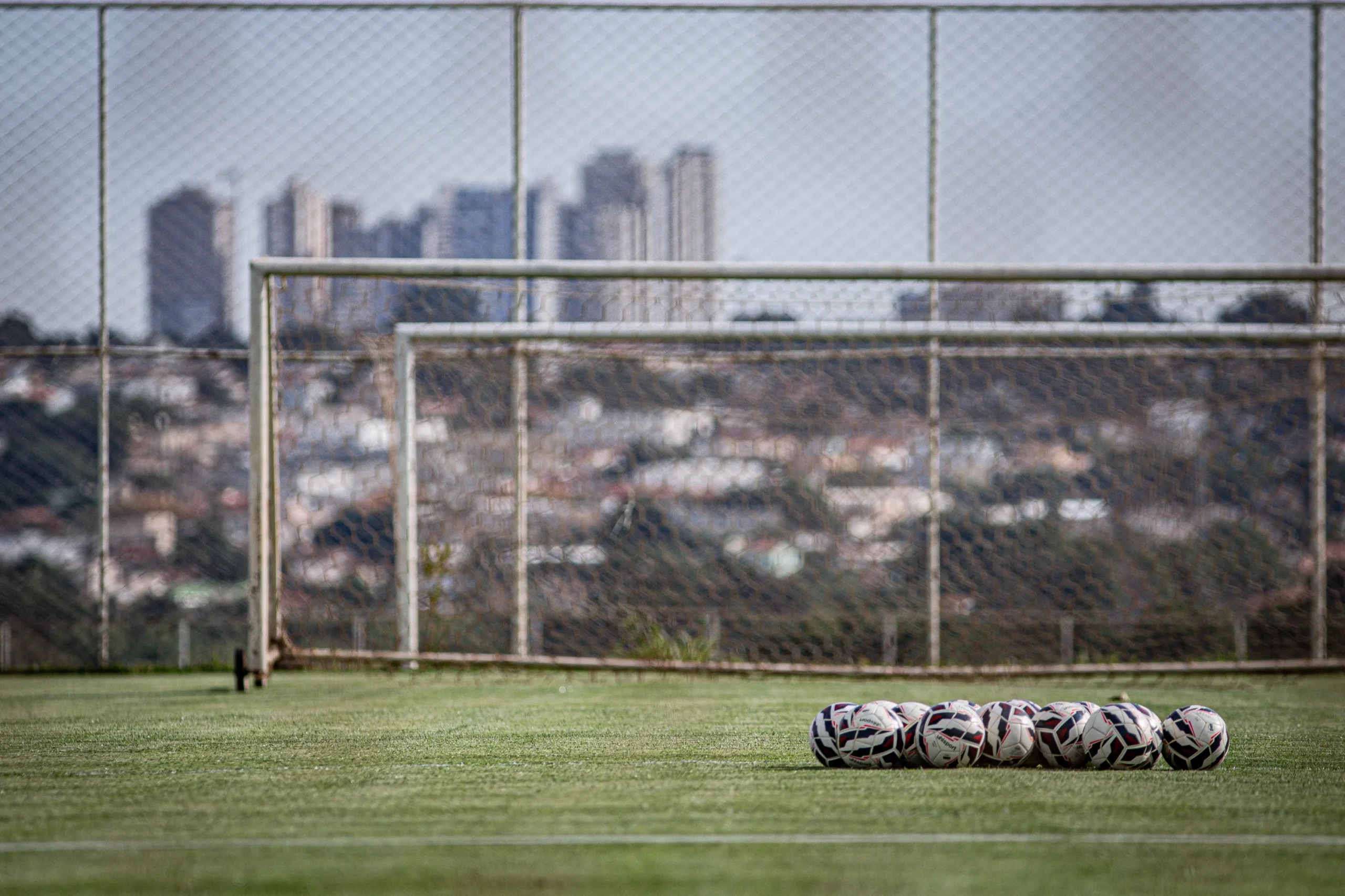 Bola volta a rolar nos bastidores: veja quando Atlético, Vila e Goiás se reapresentam