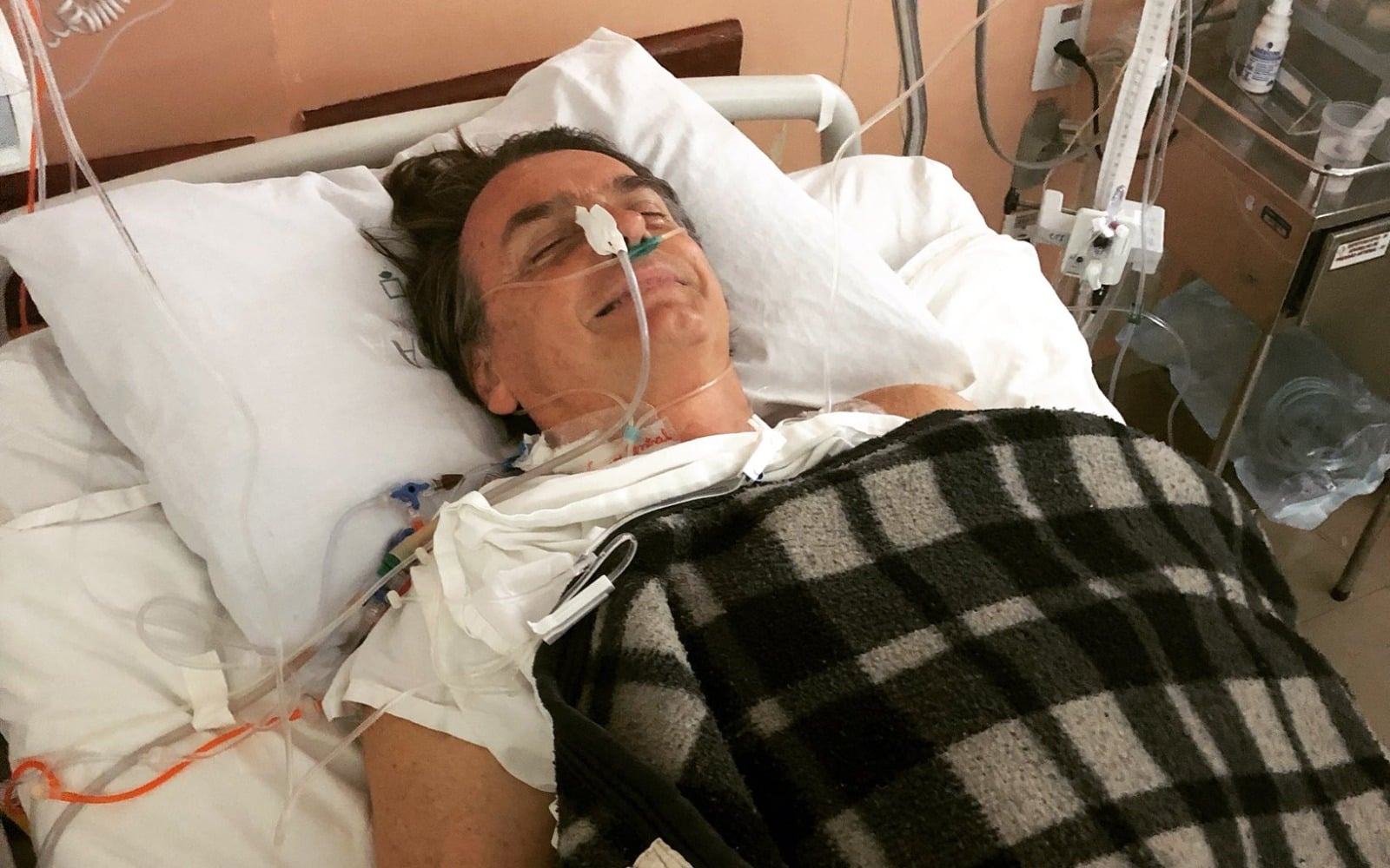 Boletim médico diz que Bolsonaro está ‘apto’ para a cirurgia