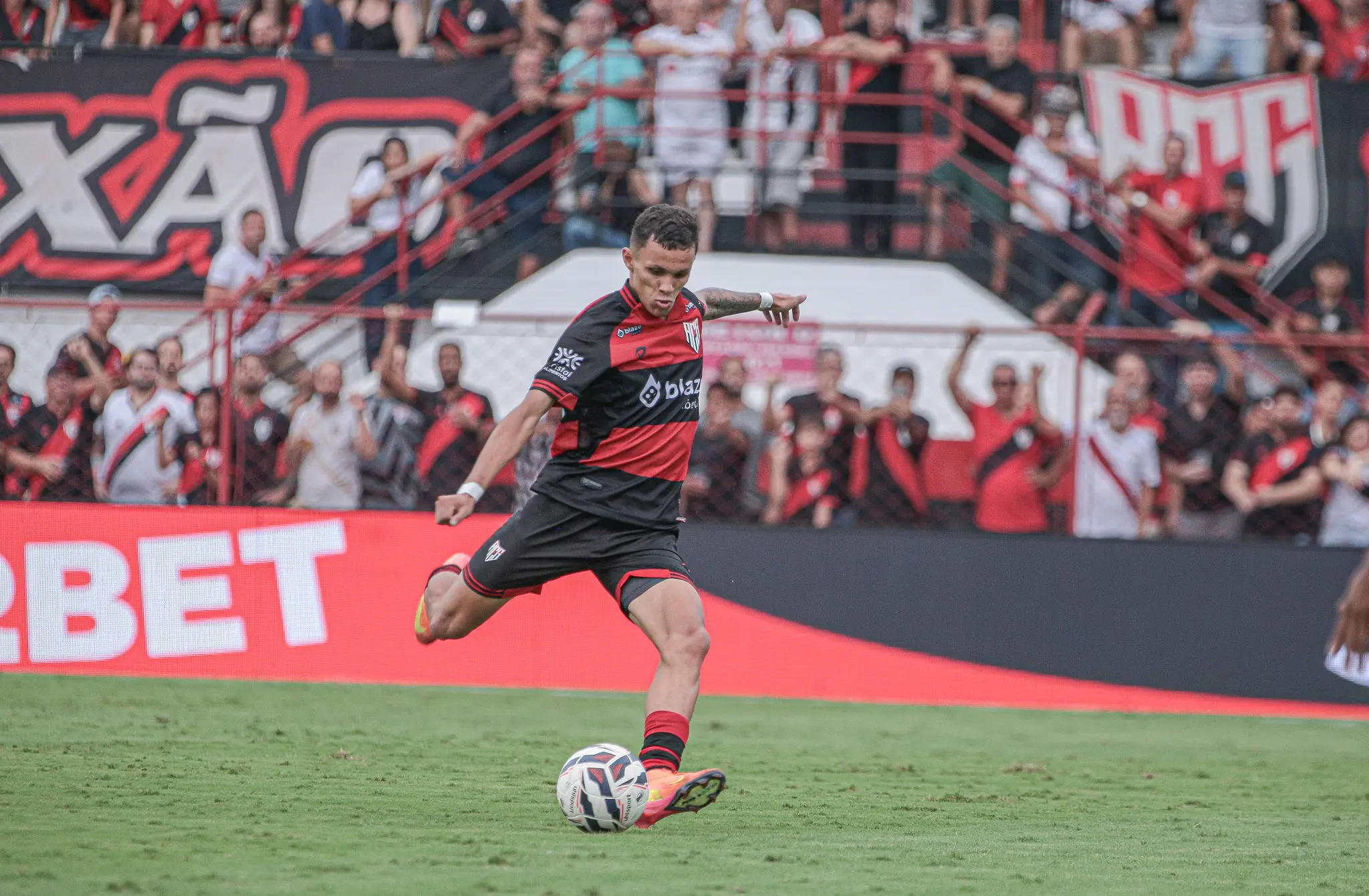 Botafogo entra na disputa para contratar o atacante Yuri, do Atlético Goianiense