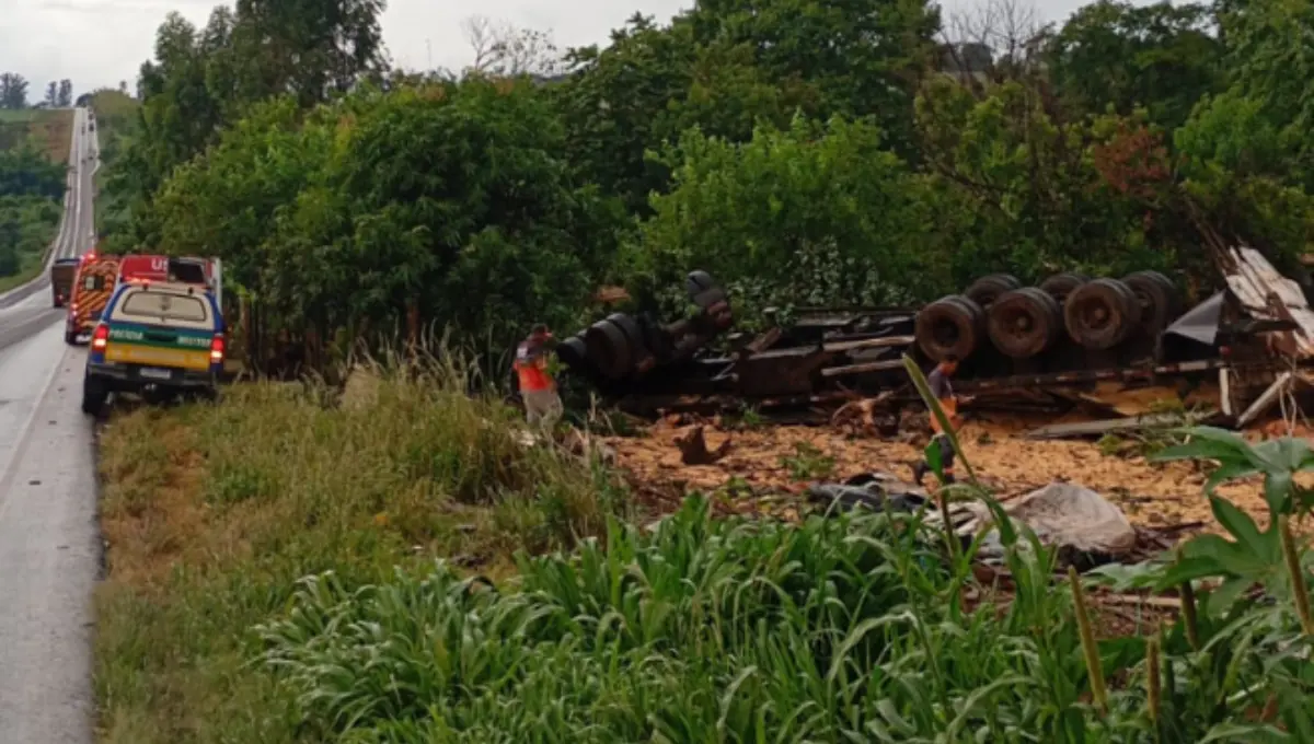 Caminhão carregado com milho tomba e deixa uma pessoa morta na GO-174