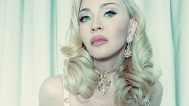 O quentíssimo ensaio de Natal de Madonna com namorado e filhas