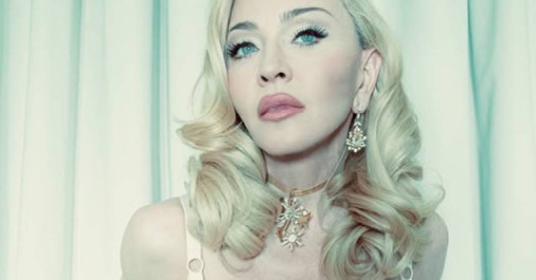 O quentíssimo ensaio de Natal de Madonna com namorado e filhas