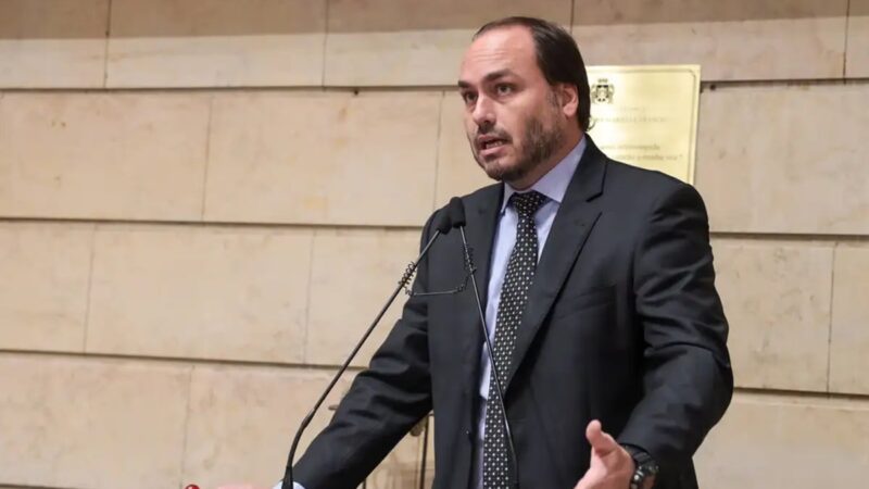 Carlos Bolsonaro anuncia renúncia como vereador para pré-campanha ao Senado de SC