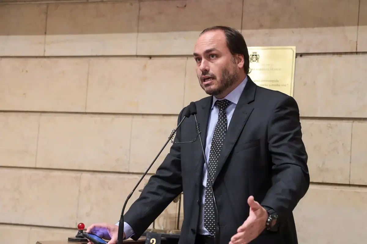 Carlos Bolsonaro anuncia renúncia como vereador para pré-campanha ao Senado de SC