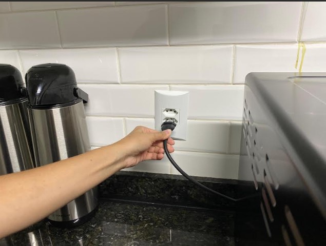 Casa vazia nas férias? Dicas para evitar riscos elétricos