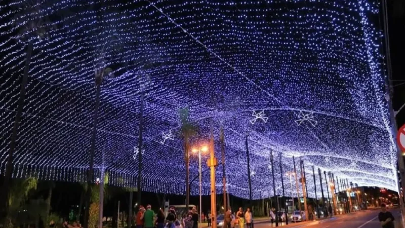Chuva causa danos à decoração e Prefeitura adia inauguração das luzes de Natal da Praça Tamandaré