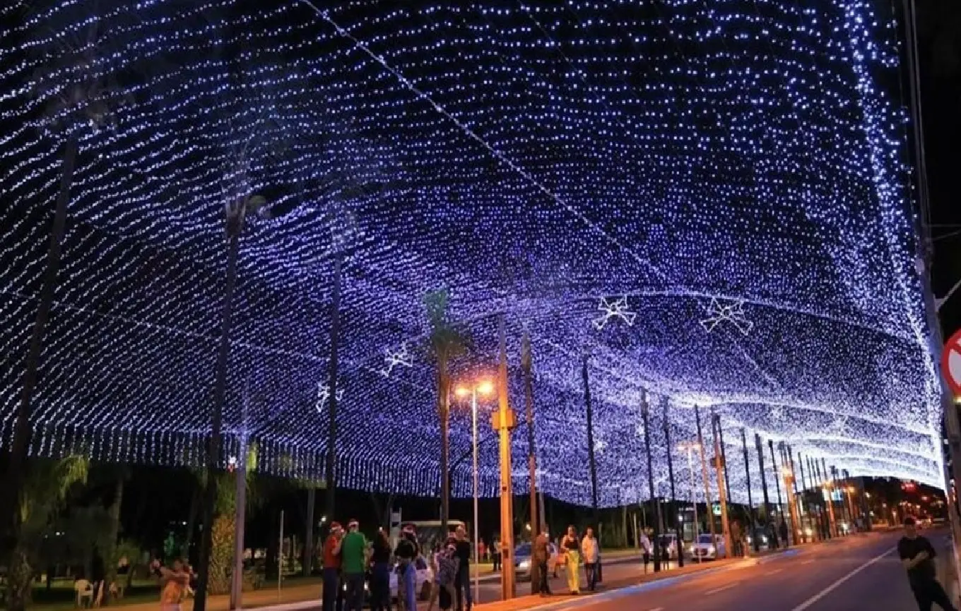 Chuva causa danos à decoração e Prefeitura adia inauguração das luzes de Natal da Praça Tamandaré