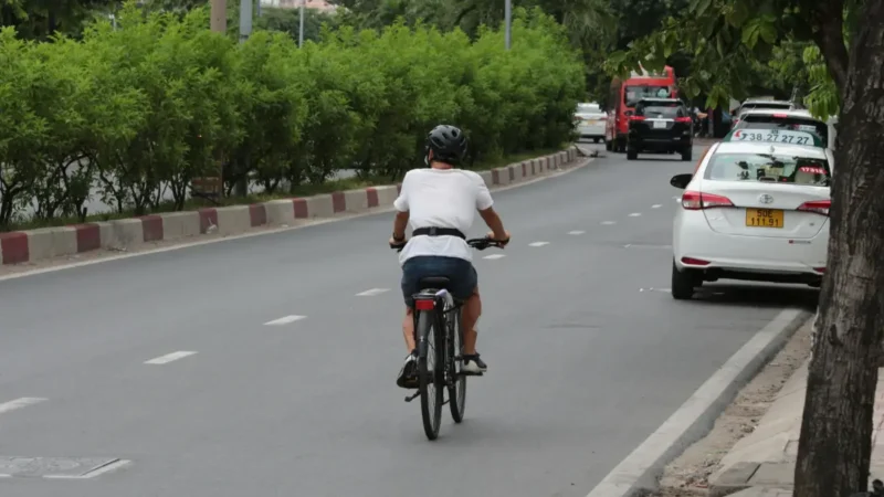 Ciclista é atingido por carro e motorista foge sem prestar socorro em Goiânia: ‘falta de atenção dele’