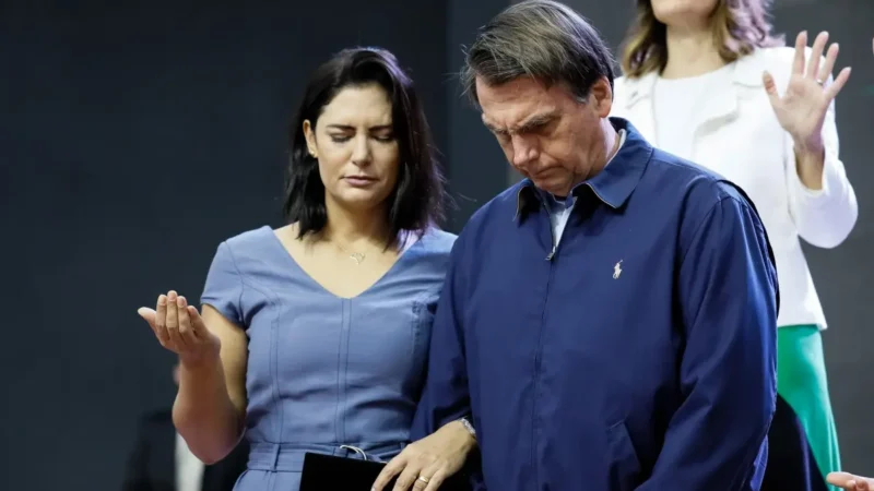 Com bíblia na mão, Michelle visita Bolsonaro após racha com filhos