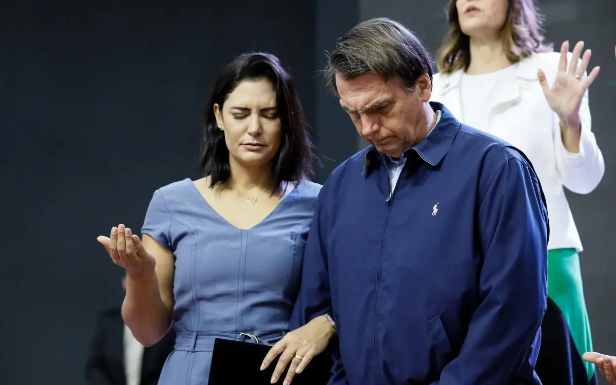Com bíblia na mão, Michelle visita Bolsonaro após racha com filhos