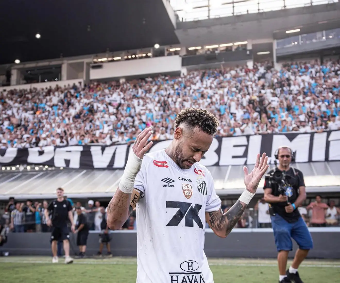 Com futuro incerto, Neymar se emociona na despedida da temporada