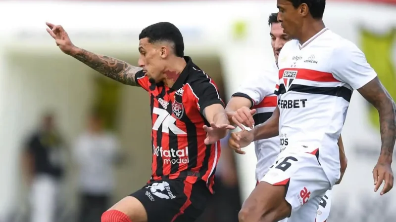 Com gol de ex-Atlético-GO, Vitória vence o São Paulo e se mantém na Série A
