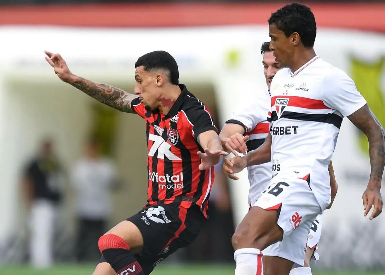 Com gol de ex-Atlético-GO, Vitória vence o São Paulo e se mantém na Série A