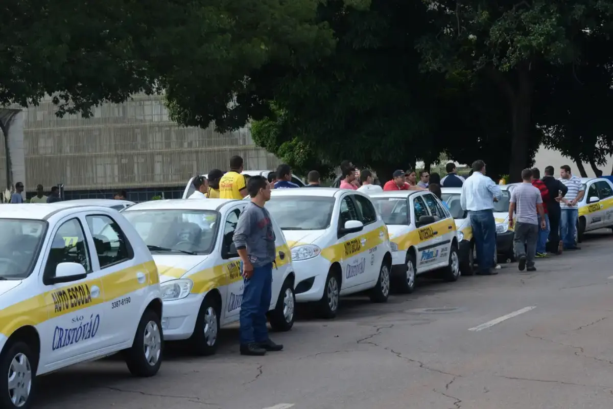 Contran aprova fim de exigência de aulas em autoescolas