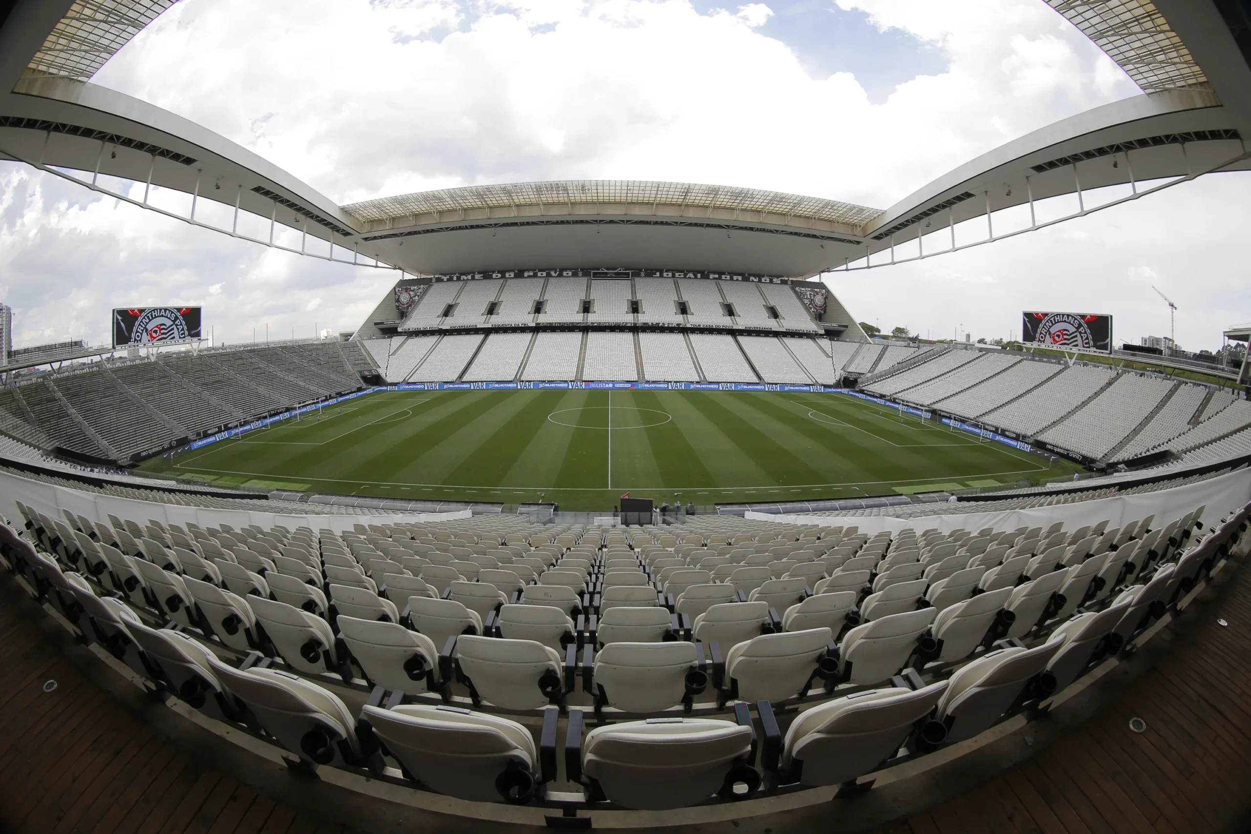 Corinthians oferece naming rights de estádio para abater dívida com a Caixa