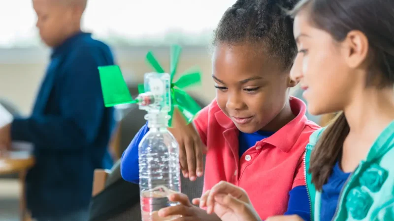 Crianças nas férias: especialista orienta sobre redução do uso de telas em casa