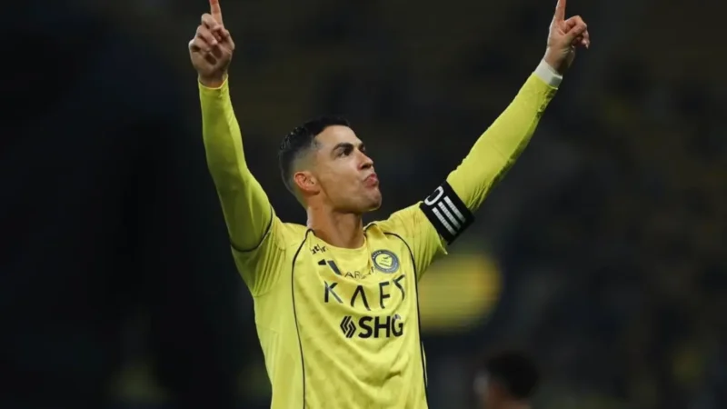 Cristiano Ronaldo brilha em vitória do Al-Nassr, marca dois e se aproxima dos mil gols na carreira