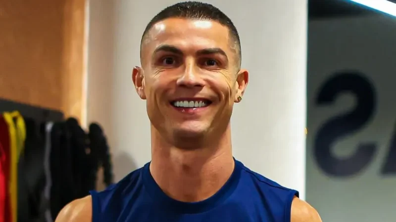 Cristiano Ronaldo posta foto sem camisa e físico impressiona web; veja imagem