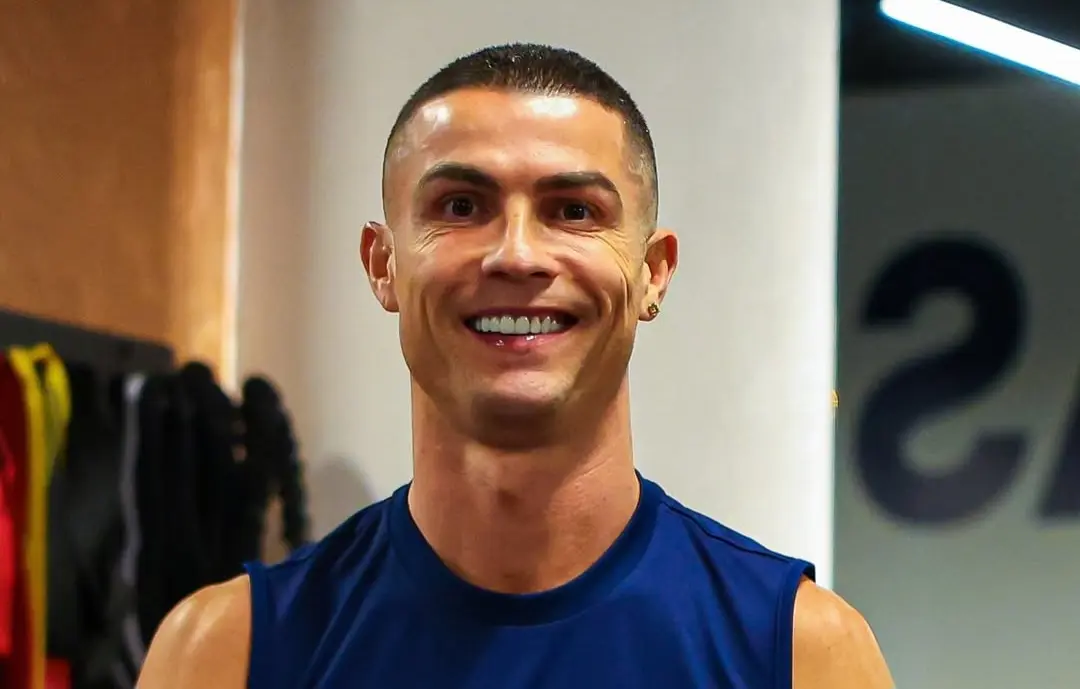 Cristiano Ronaldo posta foto sem camisa e físico impressiona web; veja imagem