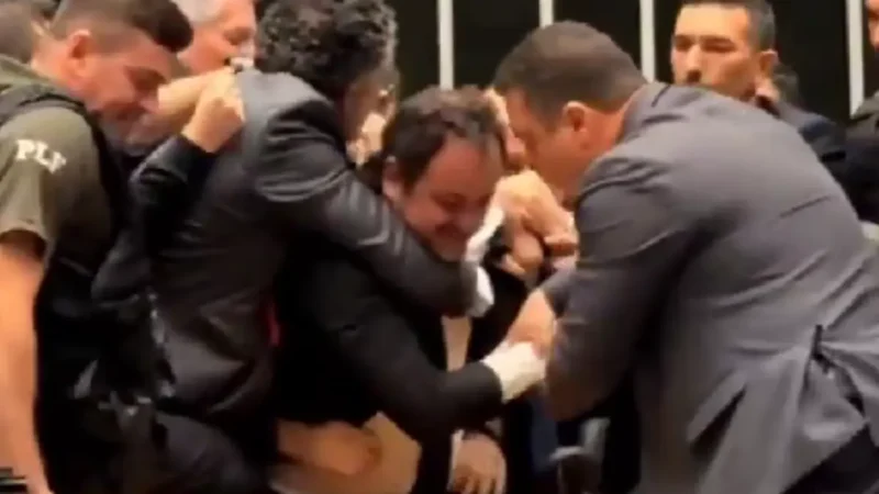 Deputado Glauber Braga é retirado à força do plenário da Câmara; vídeo