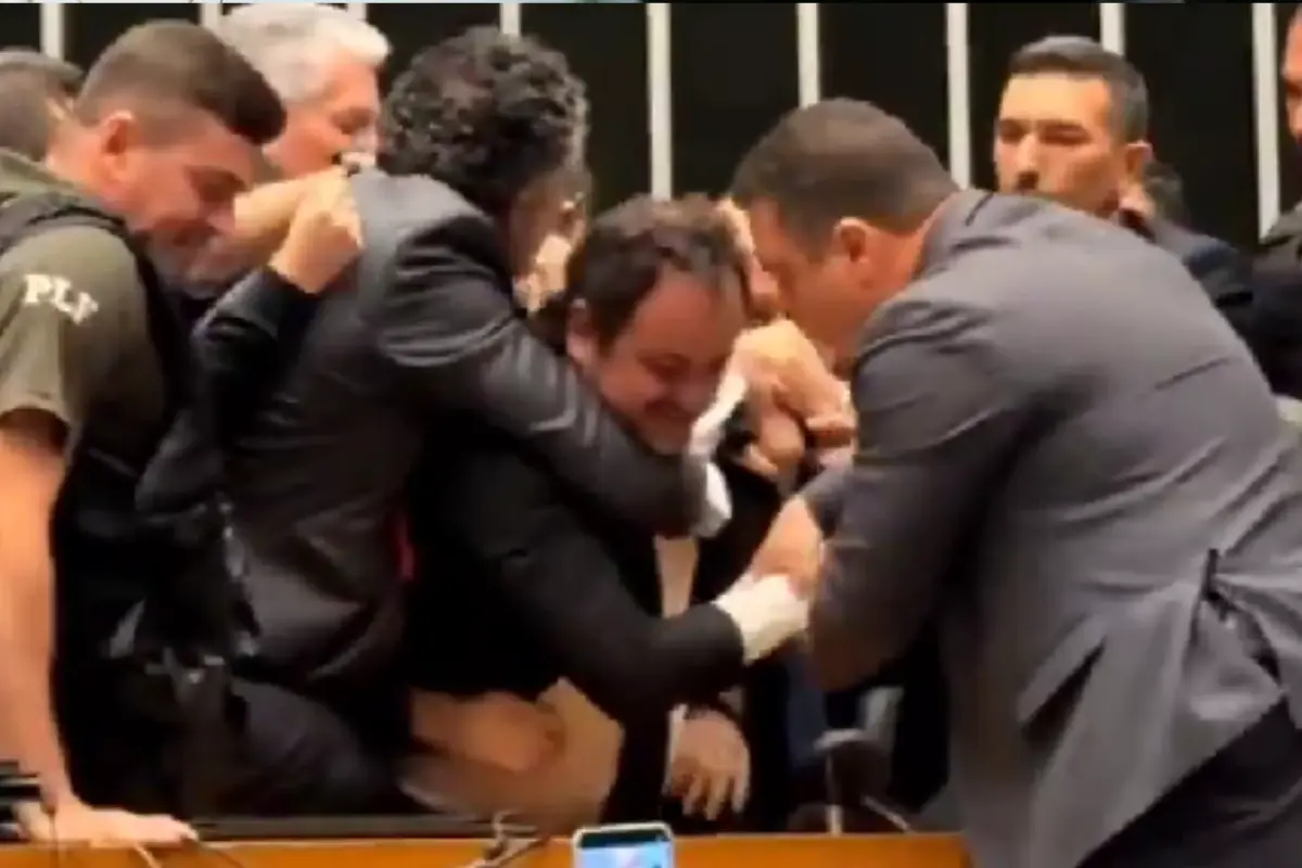 Deputado Glauber Braga é retirado à força do plenário da Câmara; vídeo